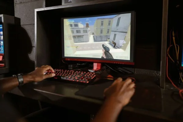 tactical fps gameplay screen